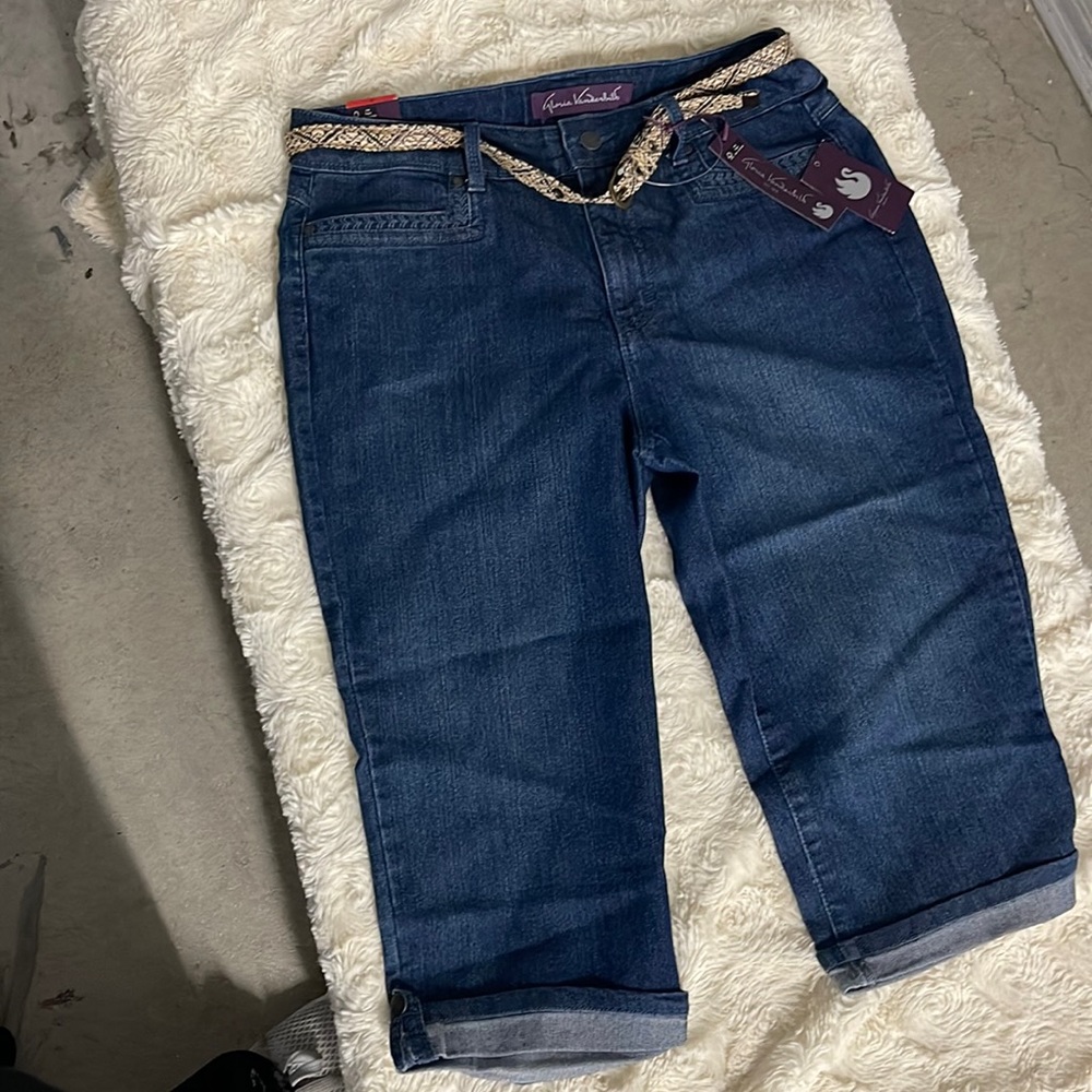 Cute cropped jeans with belt